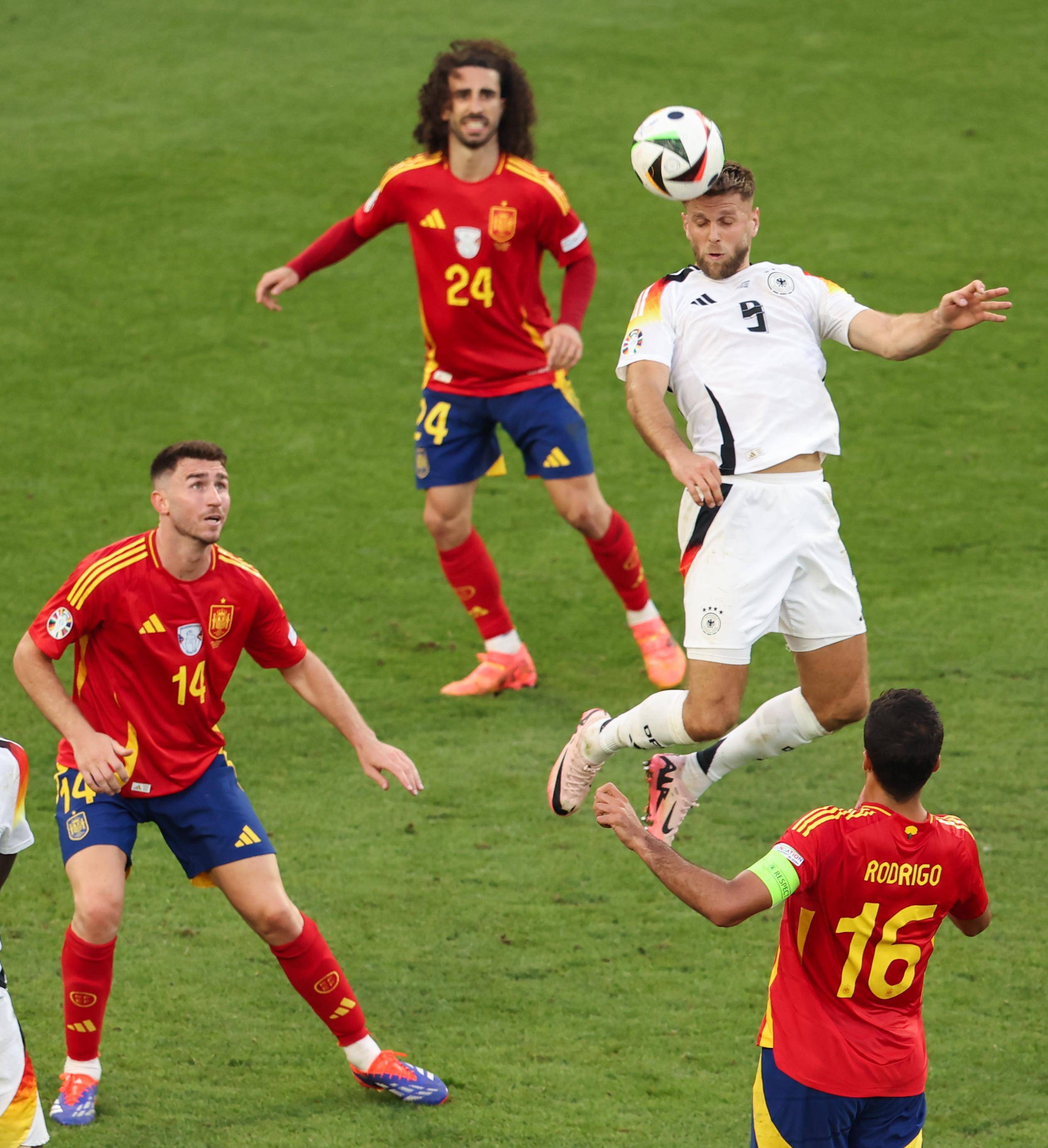 篮球半决赛：西班牙队击败对手